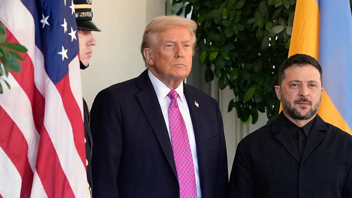 El presidente Donald Trump y el presidente de Ucrania, Volodymyr Zelenskyy, afuera de la Casa Blanca.