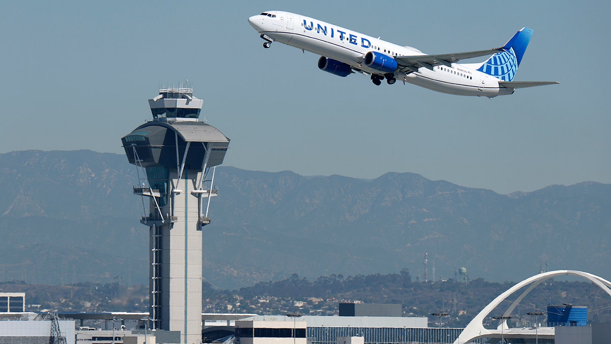 El Boeing 737 de United Airlines despega de Los Ángeles