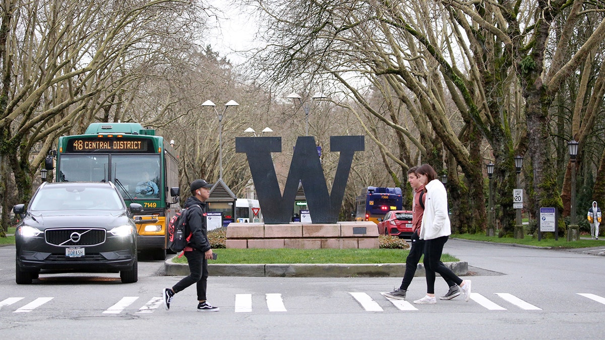 Logo dan kampus Universitas Washington.