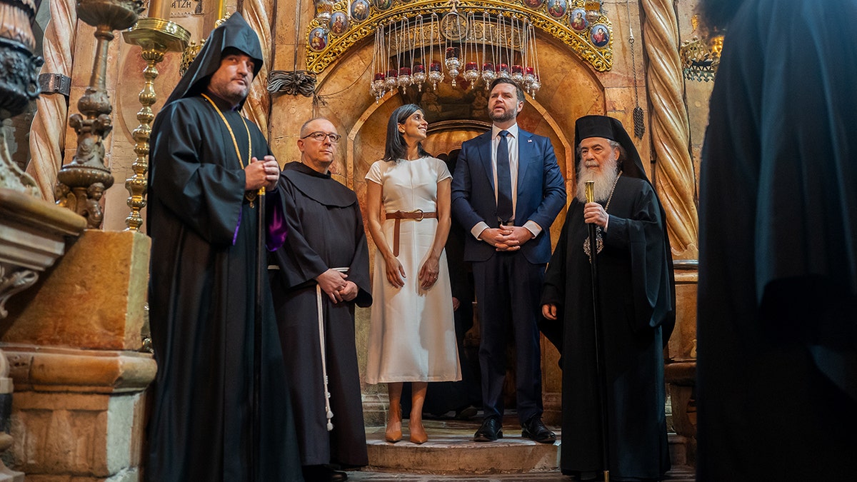 El vicepresidente JD Vance reacciona mientras recorre la Iglesia del Santo Sepulcro