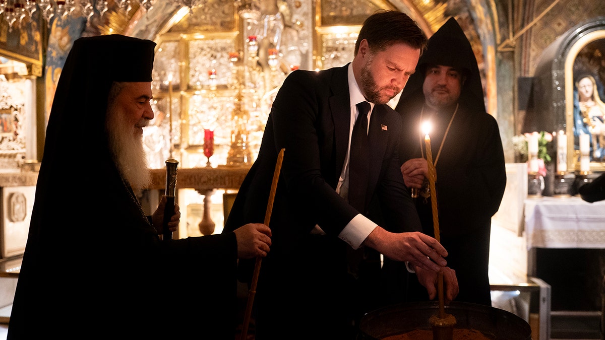 El vicepresidente JD Vance ayuda a encender una vela en una iglesia en Israel