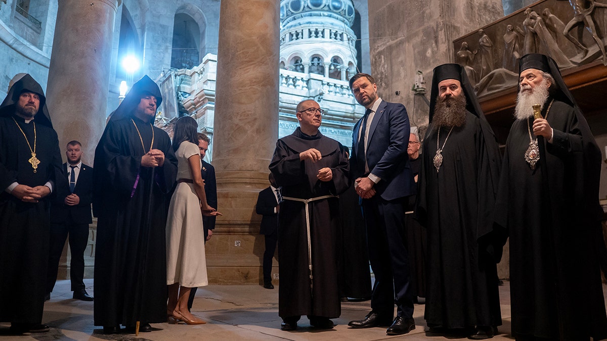 JD Vance escucha mientras recorre la Iglesia del Santo Sepulcro