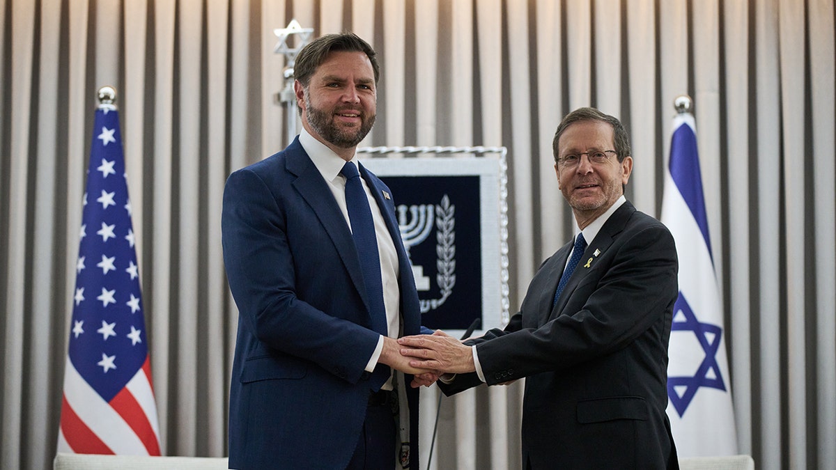 El vicepresidente JD Vance le da la mano al presidente de Israel, Isaac Herzog