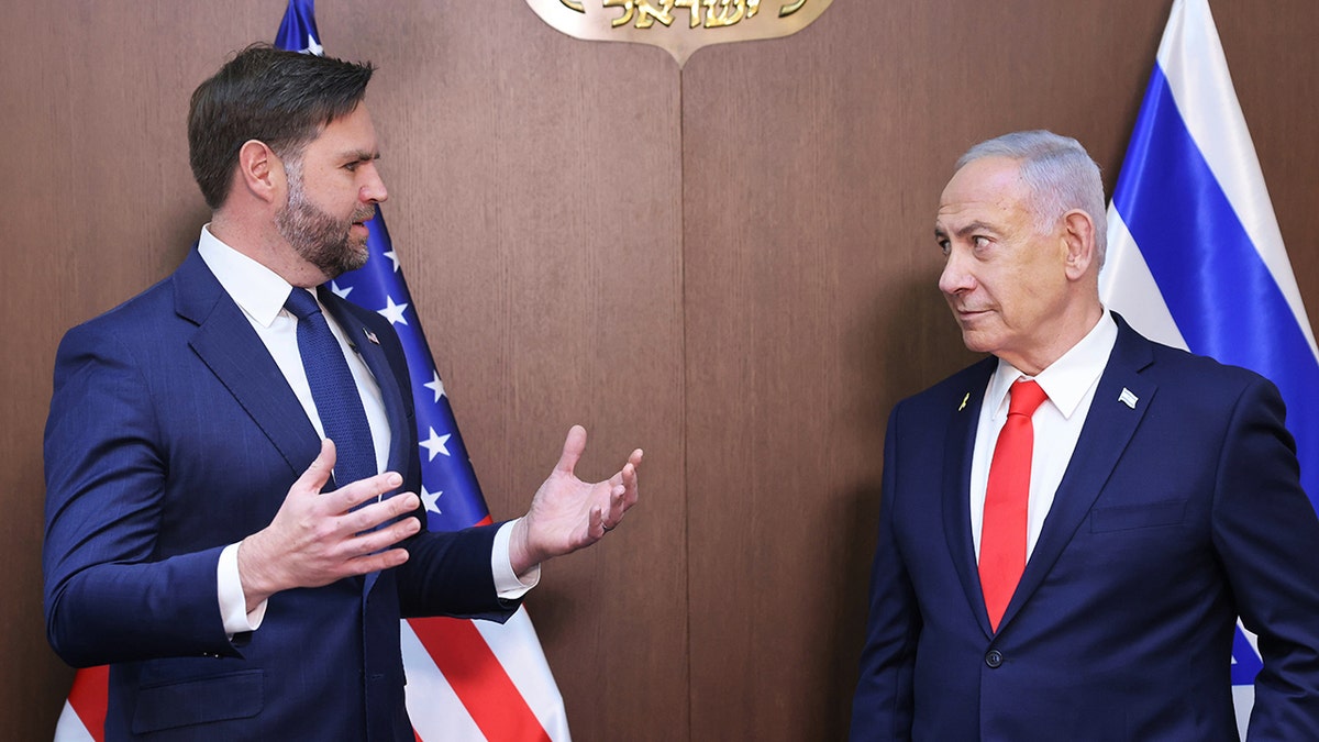 El vicepresidente JD Vance hace un gesto mientras habla con el primer ministro israelí, Benjamin Netanyahu.