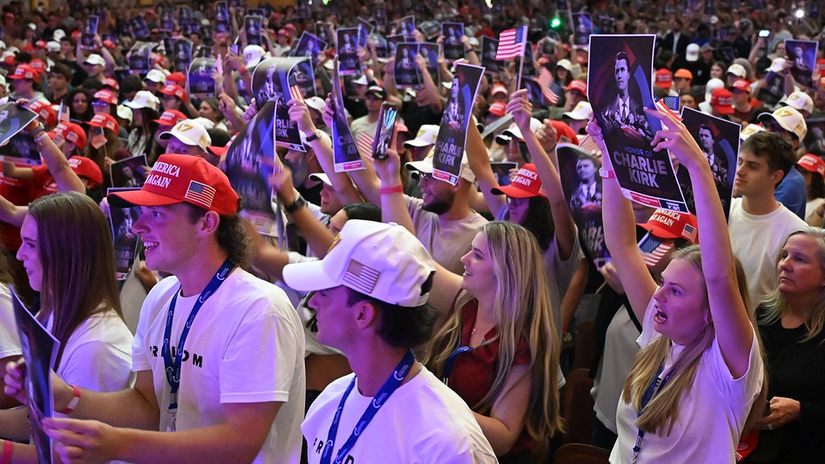 學生們聚集在弗吉尼亞理工大學校園參加 TPUSA 集會