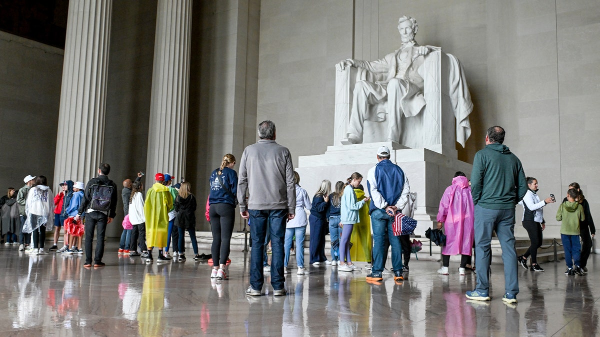 tourists at national mall lincoln