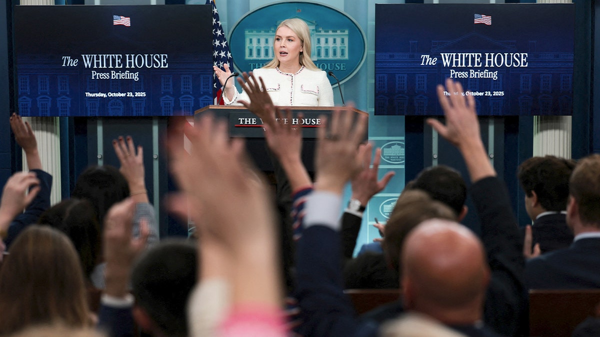 La secretaria de prensa de la Casa Blanca, Karoline Leavitt, responde preguntas