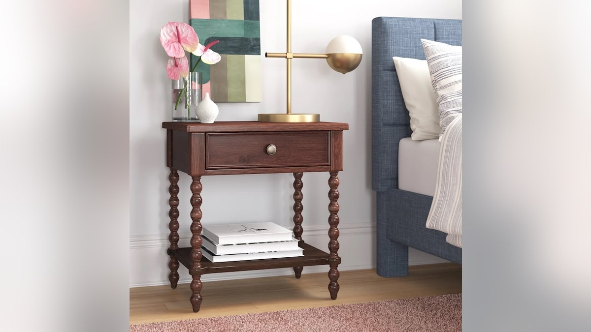 Esta mesa lateral de estilo vintage é uma atualização fácil para uma casa de férias.