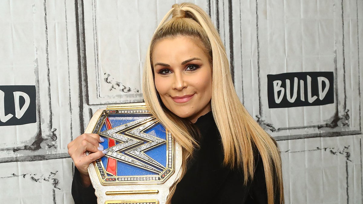 Natalya Neidhart memegang Kejuaraan Wanita SmackDown