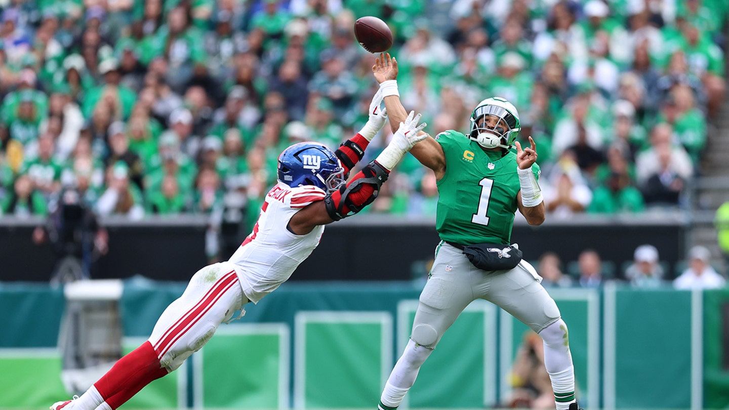 Giants' Kayvon Thibodeaux sounds off after controversial call on tush push vs Eagles