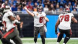 Baker Mayfield throws a pass