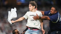 2 field invaders cause stir during Yankees' ALDS Game 3 win over Blue Jays