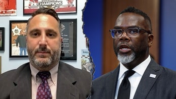 Ex-Chicago police officer rips city's stand-down order for swarmed ICE agents: 'Most disgusting act'