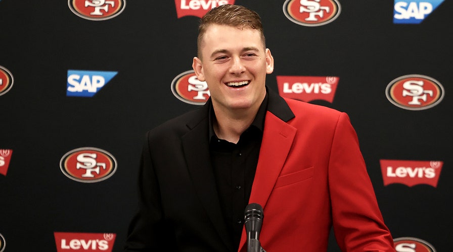49ers' Mac Jones explains motivation behind wearing suits on game day: 'I'm going to work'