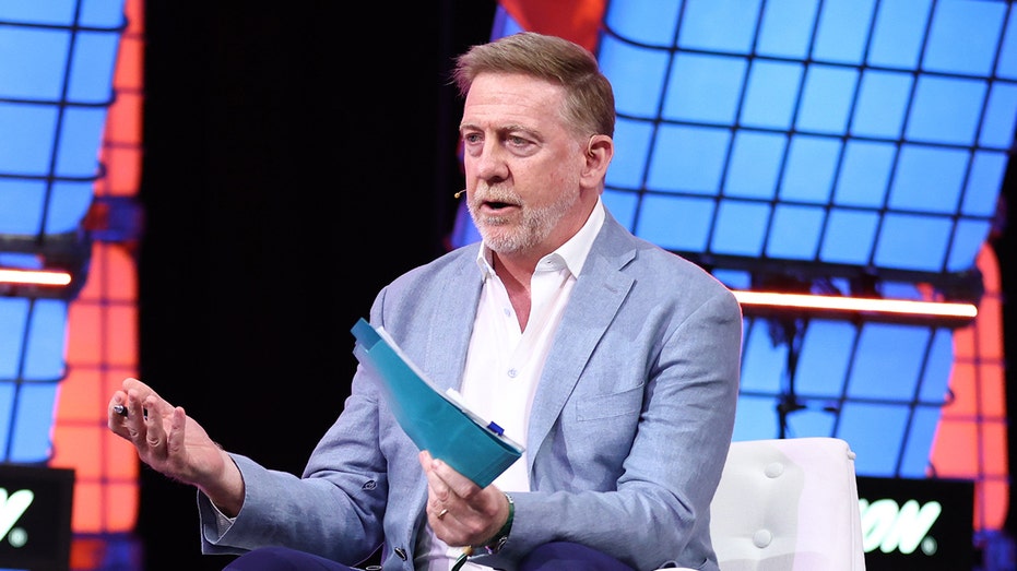 Former '60 Minutes' producer says he was pressured to apologize over Harris interview