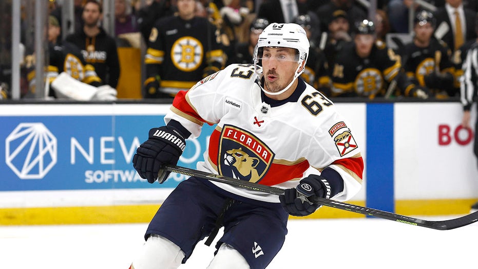 Panthers star steps away from team to coach friend’s youth hockey team for heartbreaking reason