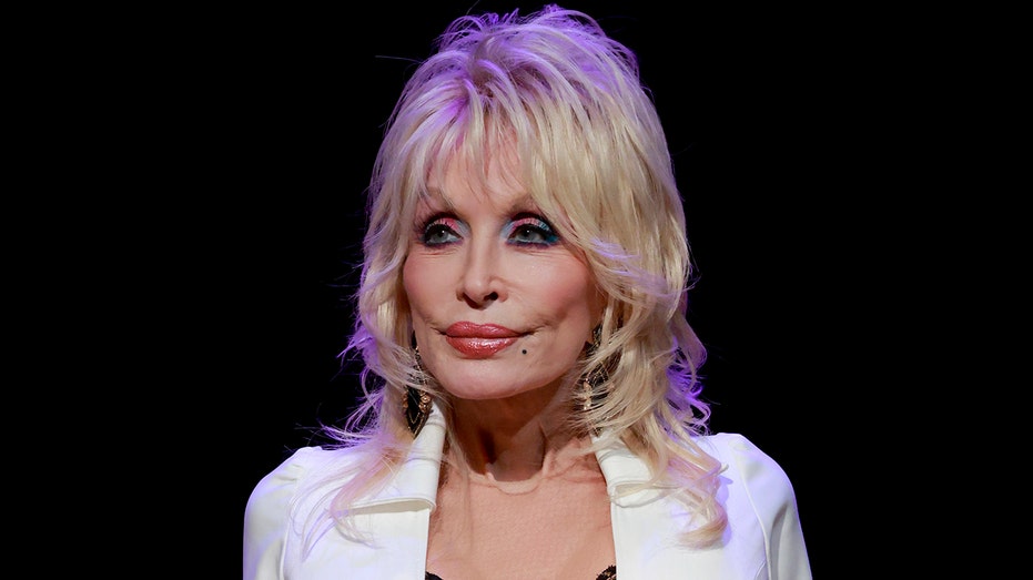 Dolly Parton's sister offers health update on country icon after fans worry over her call for prayers