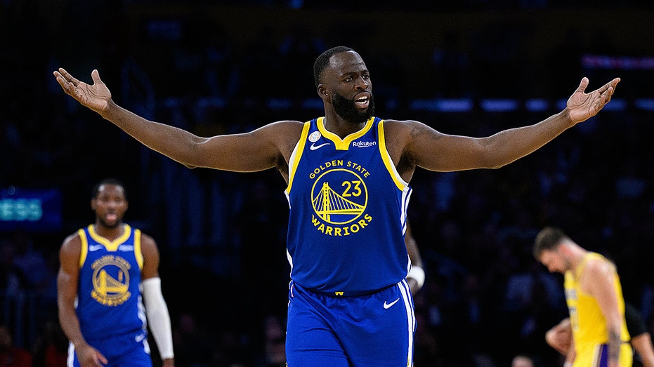 Draymond Green gets called for technical foul from bench less than 7 minutes into NBA season
