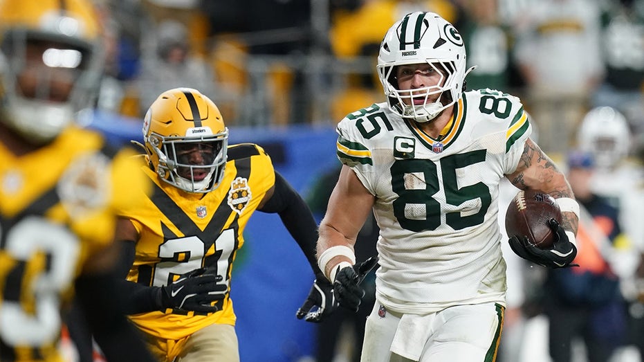 Packers' Tucker Kraft raises eyebrows with bare-headed headbutt celebration