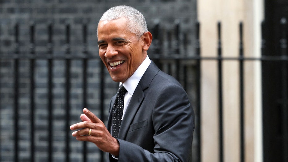 Obama continues tradition of slow-rolled political endorsements as gubernatorial elections hit fever pitch