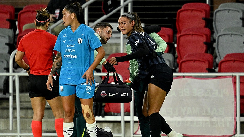 Trinity Rodman exits game in tears after apparent knee injury just hours after USWNT nod