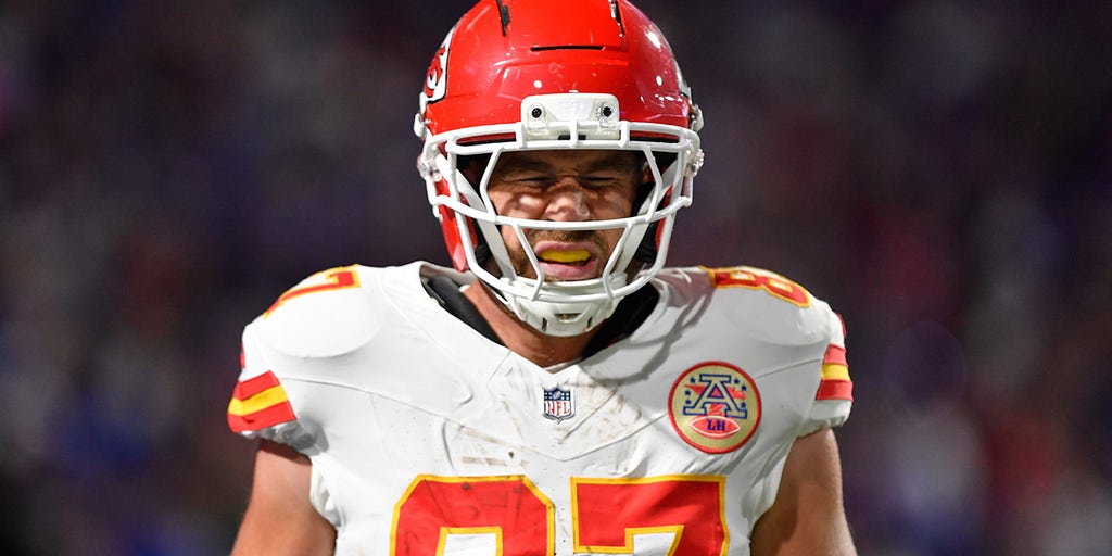 Travis Kelce takes huge hit from Bills defender | Fox News