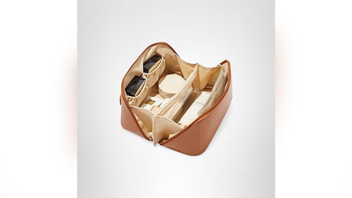 Organize toiletries and make-up in this spacious bag. 