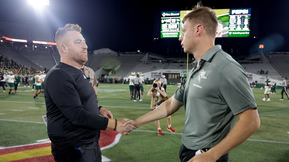 একজন ইউএবি ফুটবল কোচ ব্যাখ্যা করেছেন কেন একজন খেলোয়াড় তার সতীর্থদের ছুরিকাঘাত করার পর দলটি খেলাটি খেলেছে একজন ইউএবি ফুটবল কোচ ব্যাখ্যা করেছেন কেন একজন খেলোয়াড় তার সতীর্থদের ছুরিকাঘাত করার পর দলটি খেলাটি খেলেছে