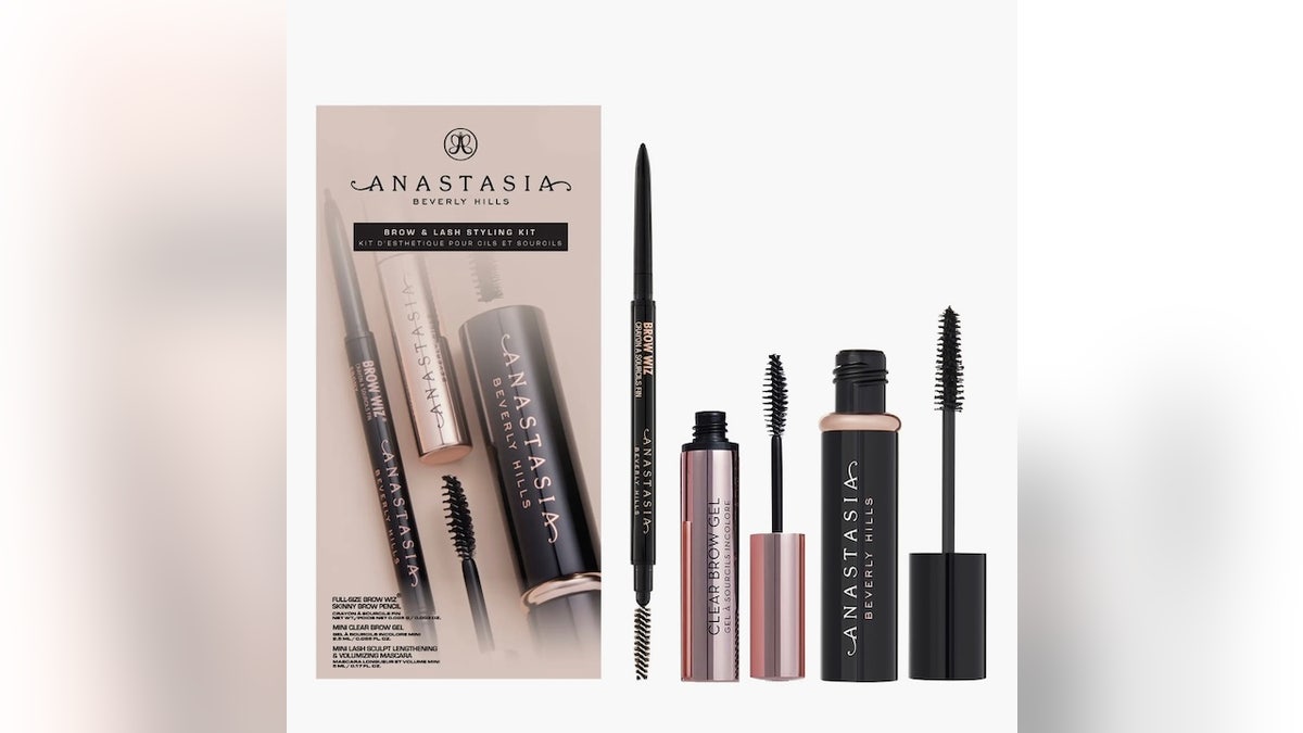 Create standout lashes and brows with this kit.