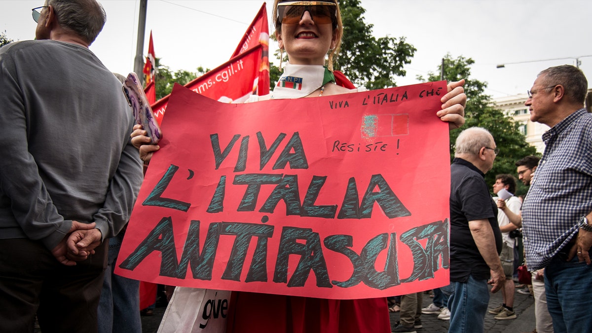 Manifestantes antifascistas están organizando una protesta tras el ataque a algunos estudiantes de izquierda por parte de militantes de Casapound en Roma, Italia, el 20 de junio de 2024.