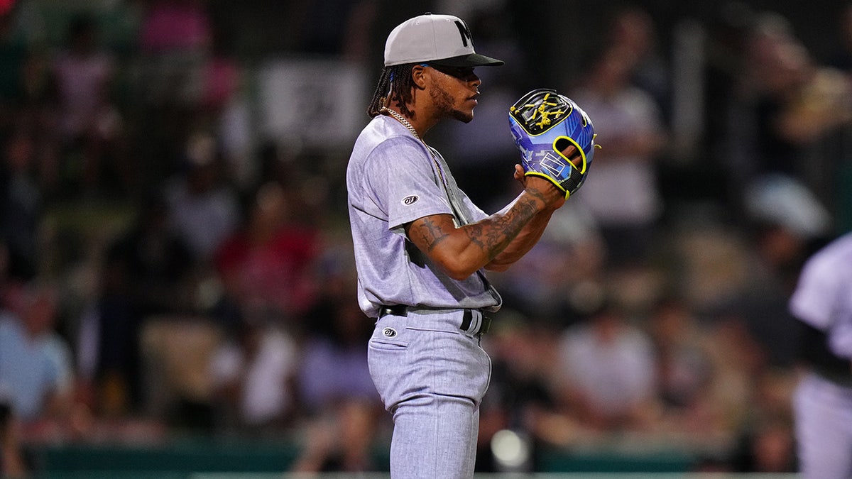 আন্তোনিও জিমেনেজ বল ছুড়ে দেন