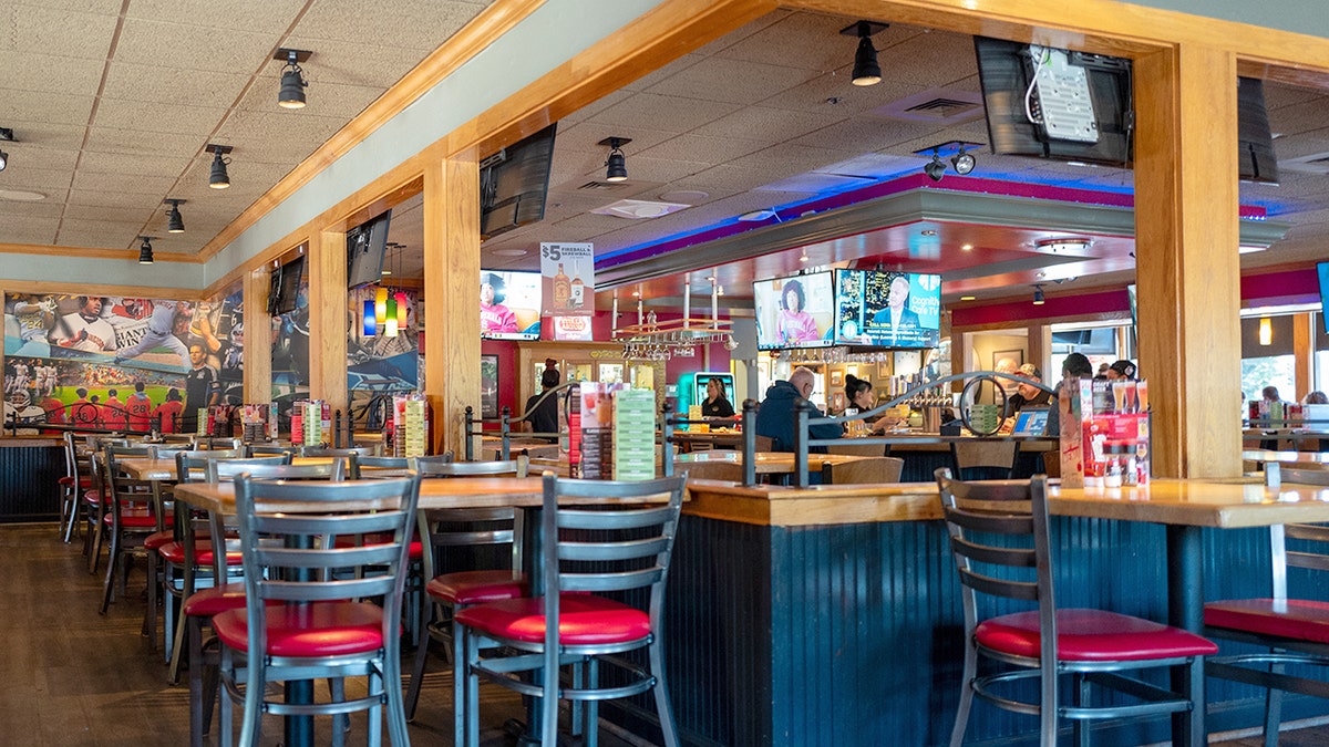 Pictured is an interior of an Applebee's.