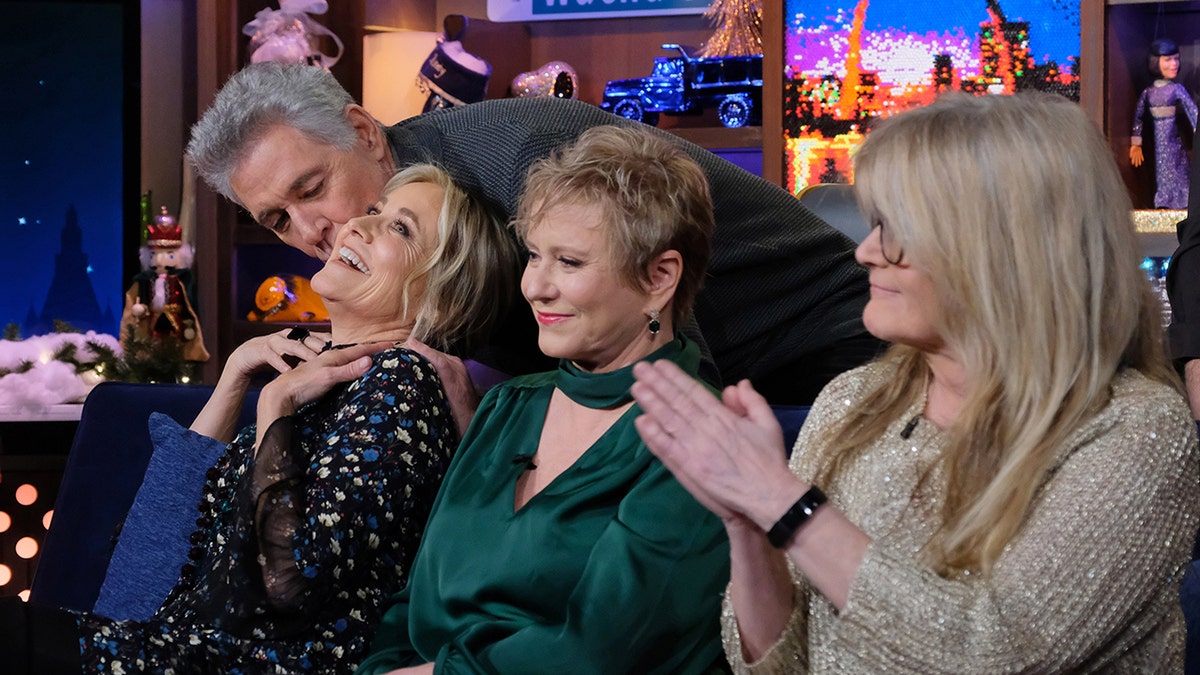 巴里·威廉姆斯親吻莫林·麥考密克的臉頰 "觀看現場直播。"