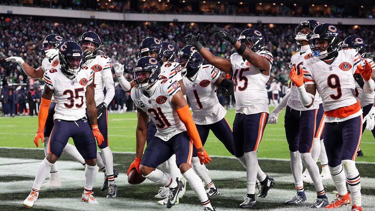 NFL Scores Eagles Booed Off Field As Bears Dominate Run Game In Upset Bears Celebrate 112825