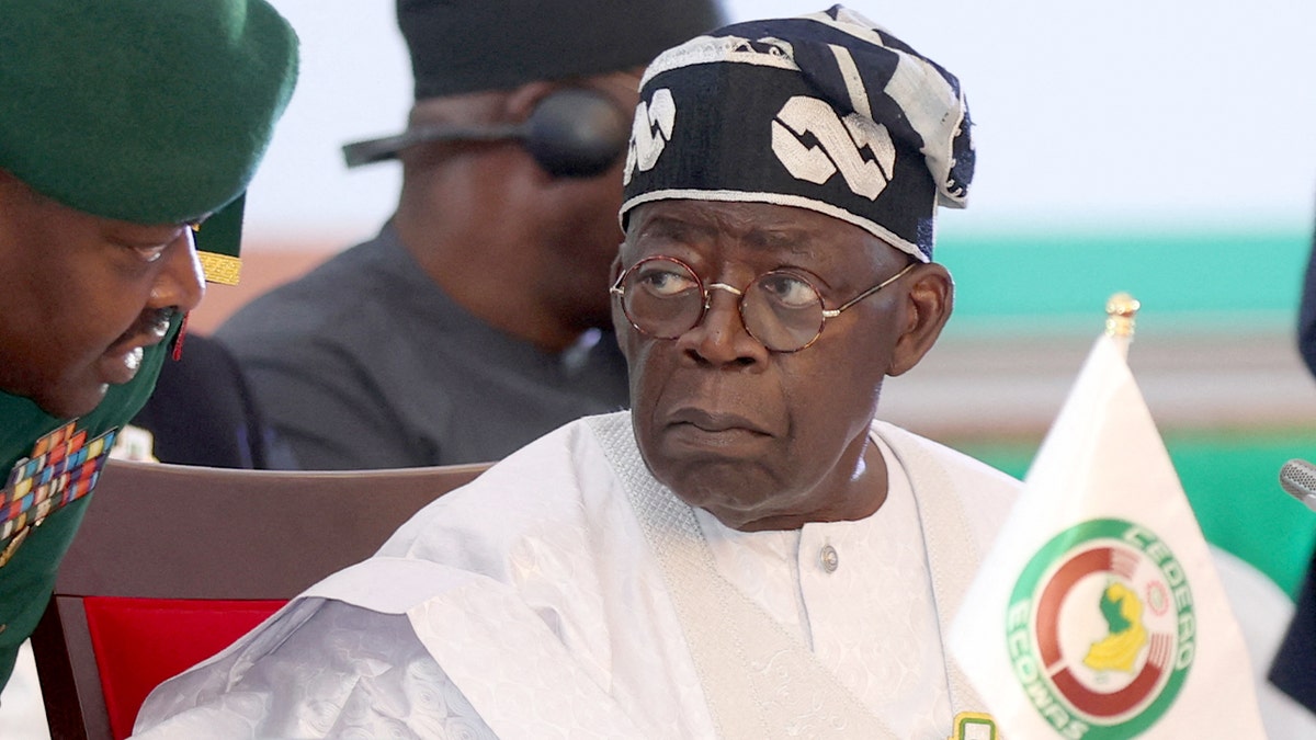 尼日利亞總統博拉·蒂努佈於 2023 年 12 月 10 日在阿布賈舉行的第 64 屆西非經共體國家元首和政府首腦常務會議上與其助手進行會談。