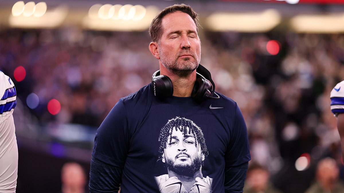 লাইনব্যাকারের মর্মান্তিক মৃত্যুর পর প্রথম খেলায় মার্শন নেইল্যান্ডকে সম্মানিত করার পর কাউবয়রা রাইডারদের উপর আধিপত্য বিস্তার করে