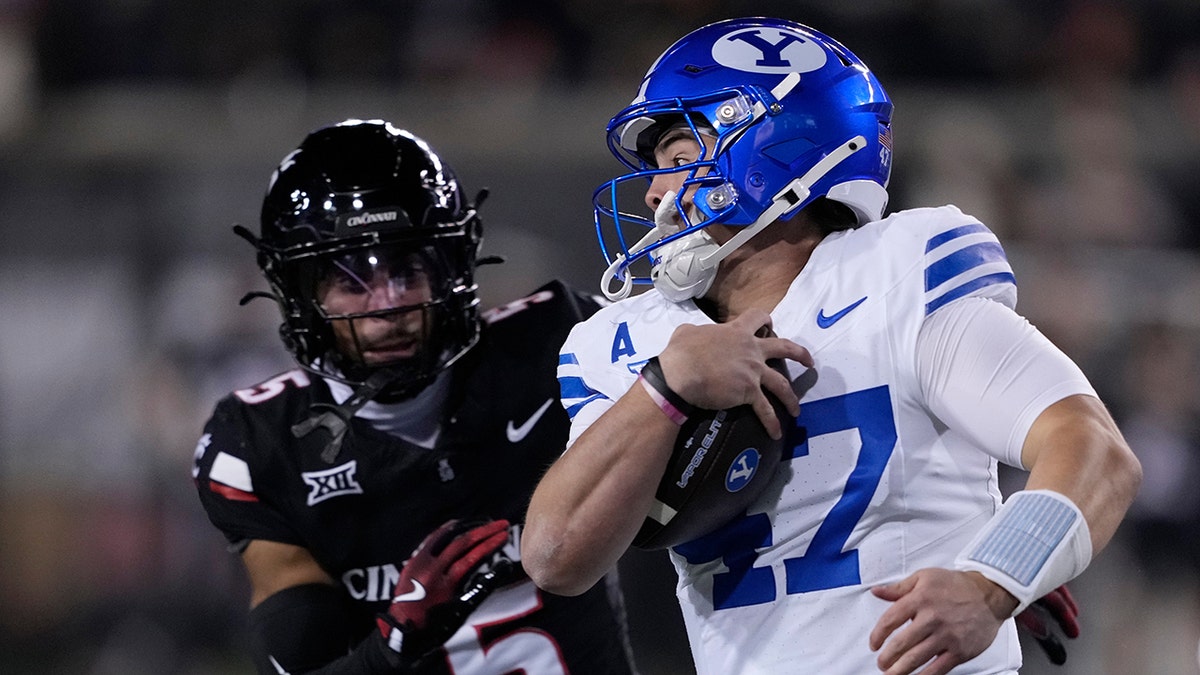 ডিফেন্ডারকে এড়িয়ে যান বীর বাছমির