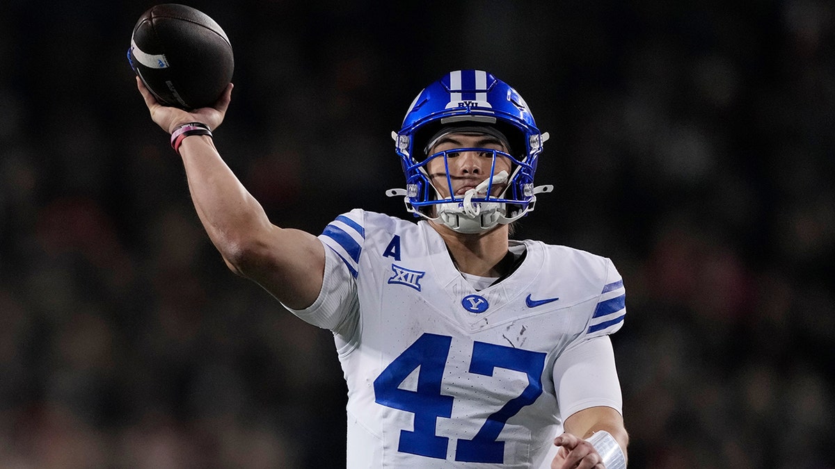 প্রতি বাছমির একটি পাস নিক্ষেপ করে