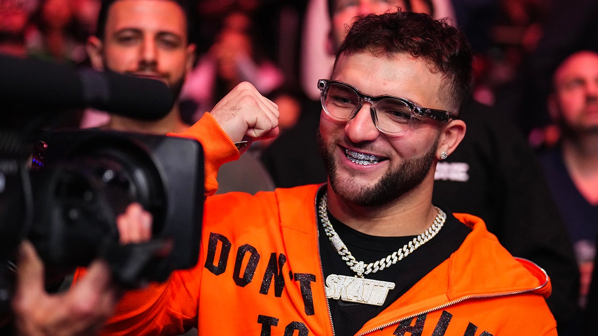 ক্যাম শ্যাটিপো ইউএফসি 322 এ হাসছে