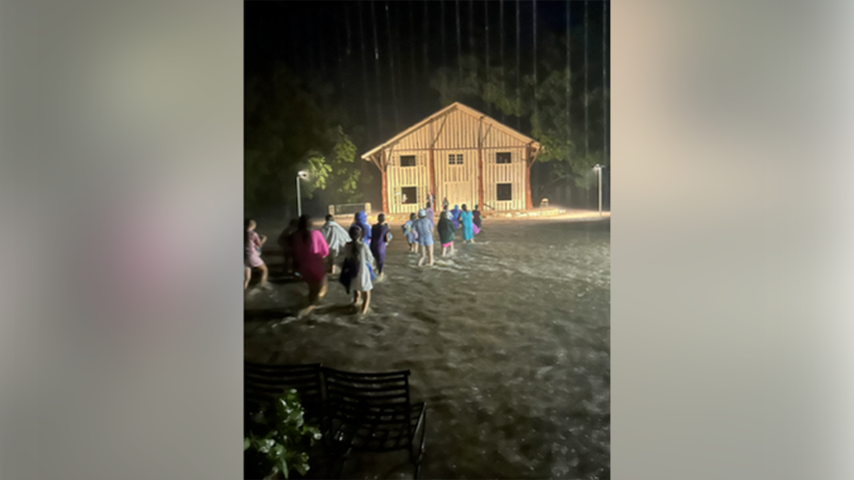 米斯蒂克營發生洪水的當晚，營員們趟過洪水。