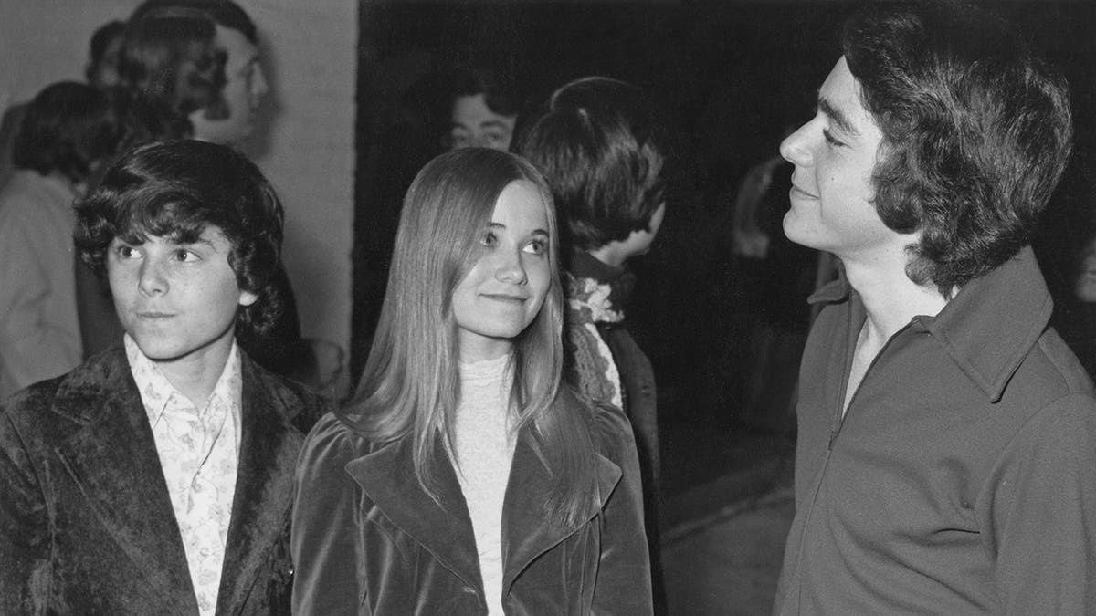 克里斯托弗·奈特移開視線,莫琳·麥考密克和巴里·威廉姆斯欽佩地看著對方。