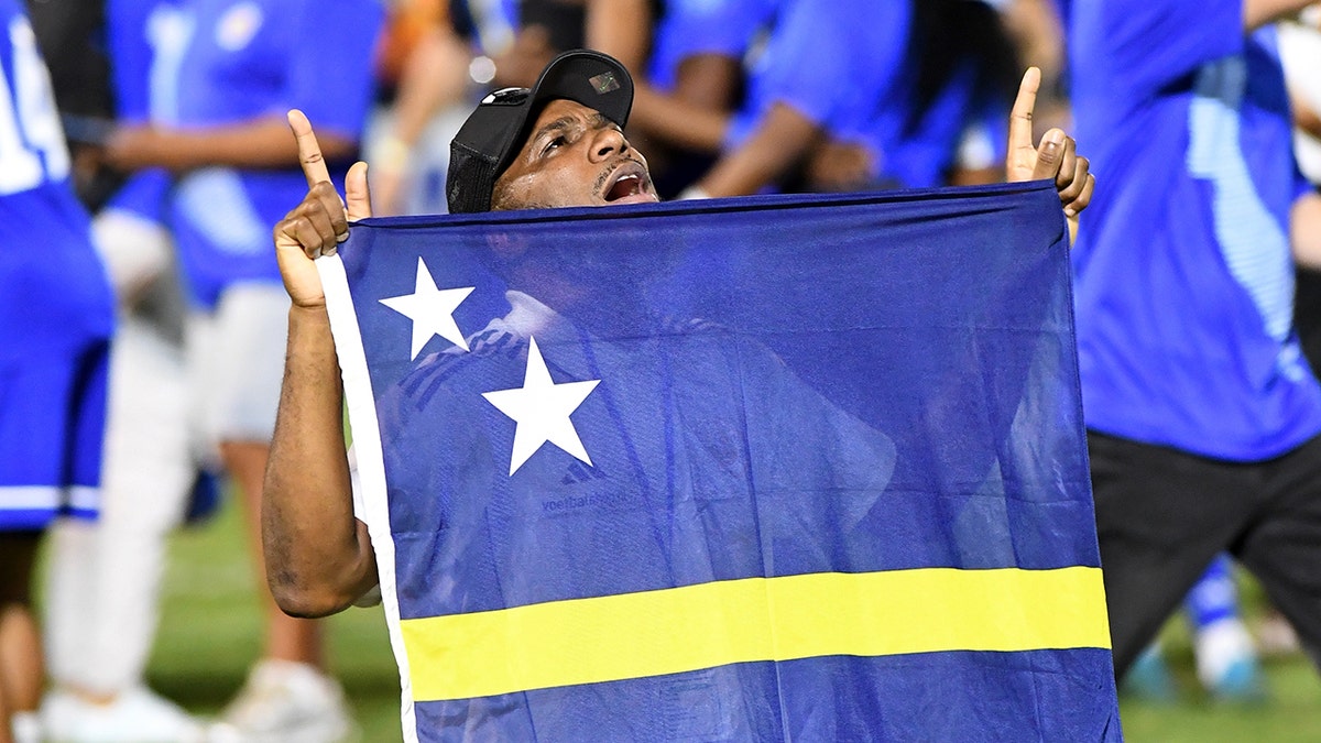 কুরাকাও দলের একজন সদস্য উদযাপন করছেন