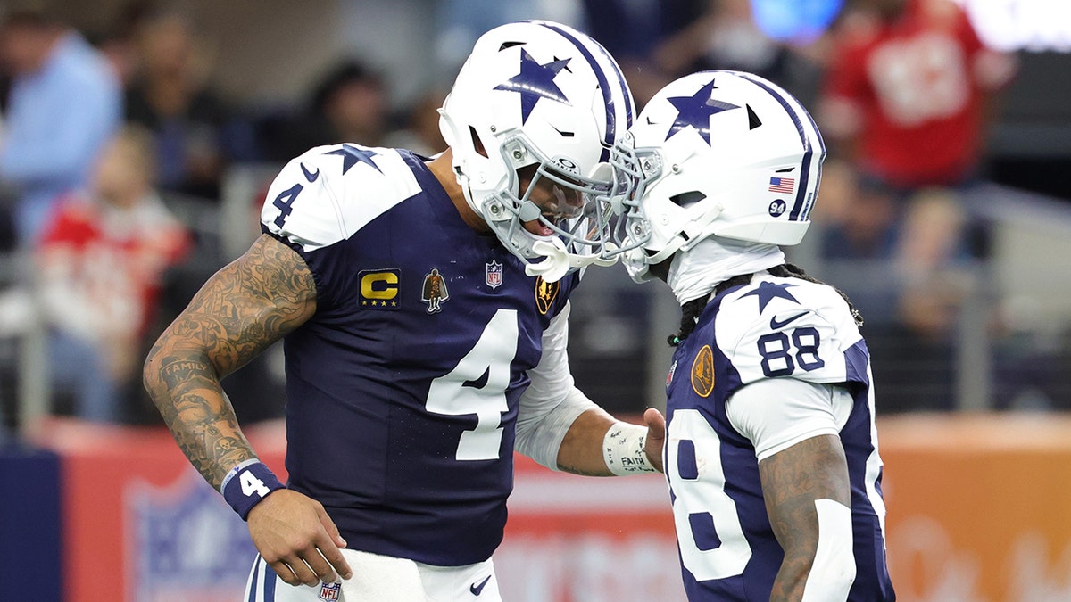 Dak Prescott i CeeDee Lamb świętują przyłożenie.