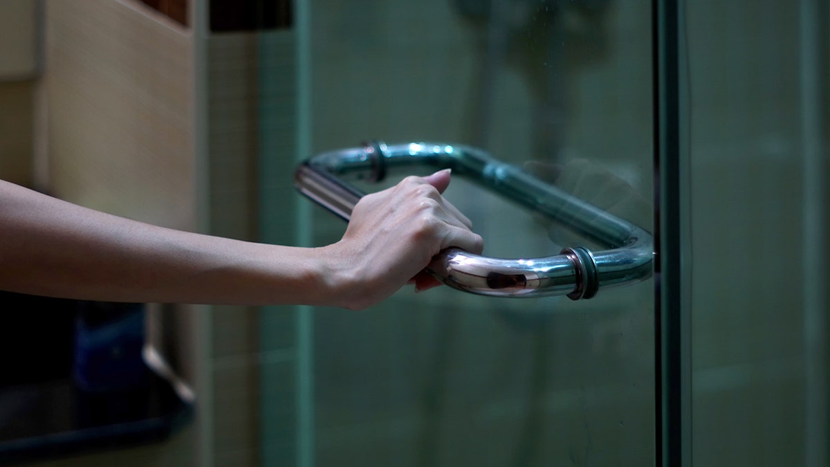 ‘ডার্ক শাওয়ারিং’ হল ভালো ঘুমের নতুন প্রবণতা