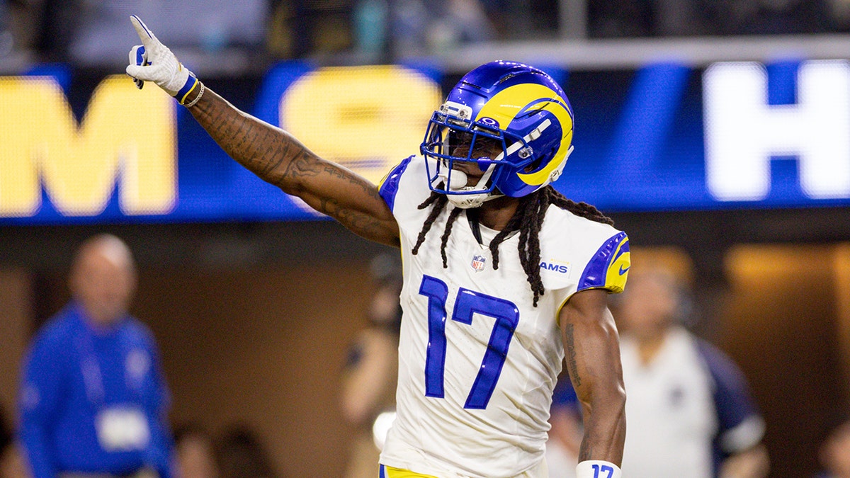 Davante Adams celebrates catch