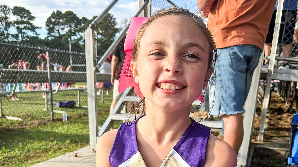 Delyla in een cheerleadinguniform tijdens een evenement.