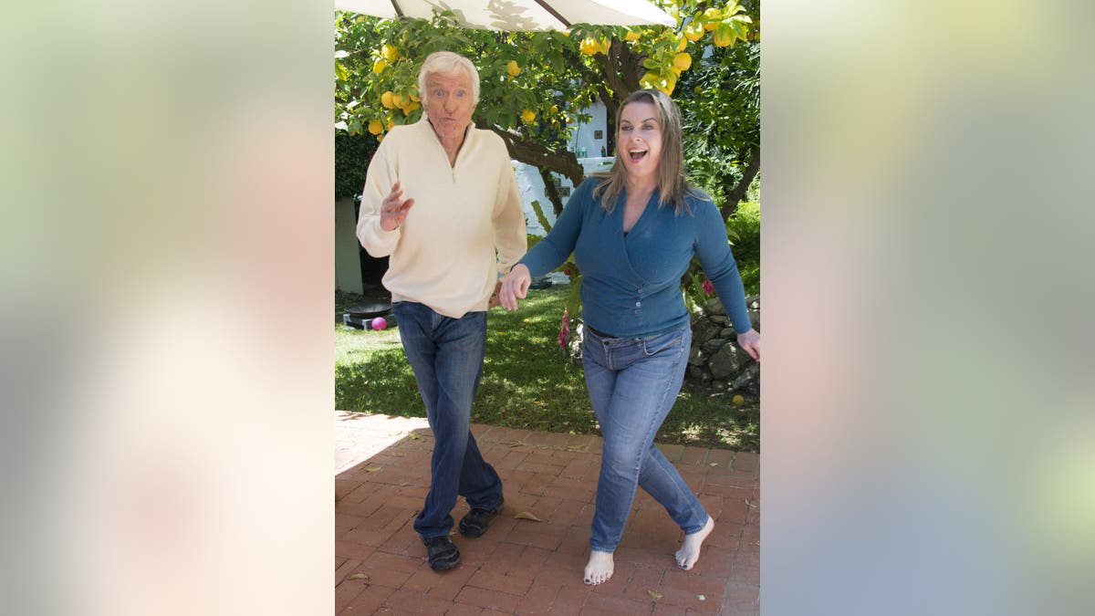 迪克·範·戴克和他的妻子阿琳·西爾弗跳舞。