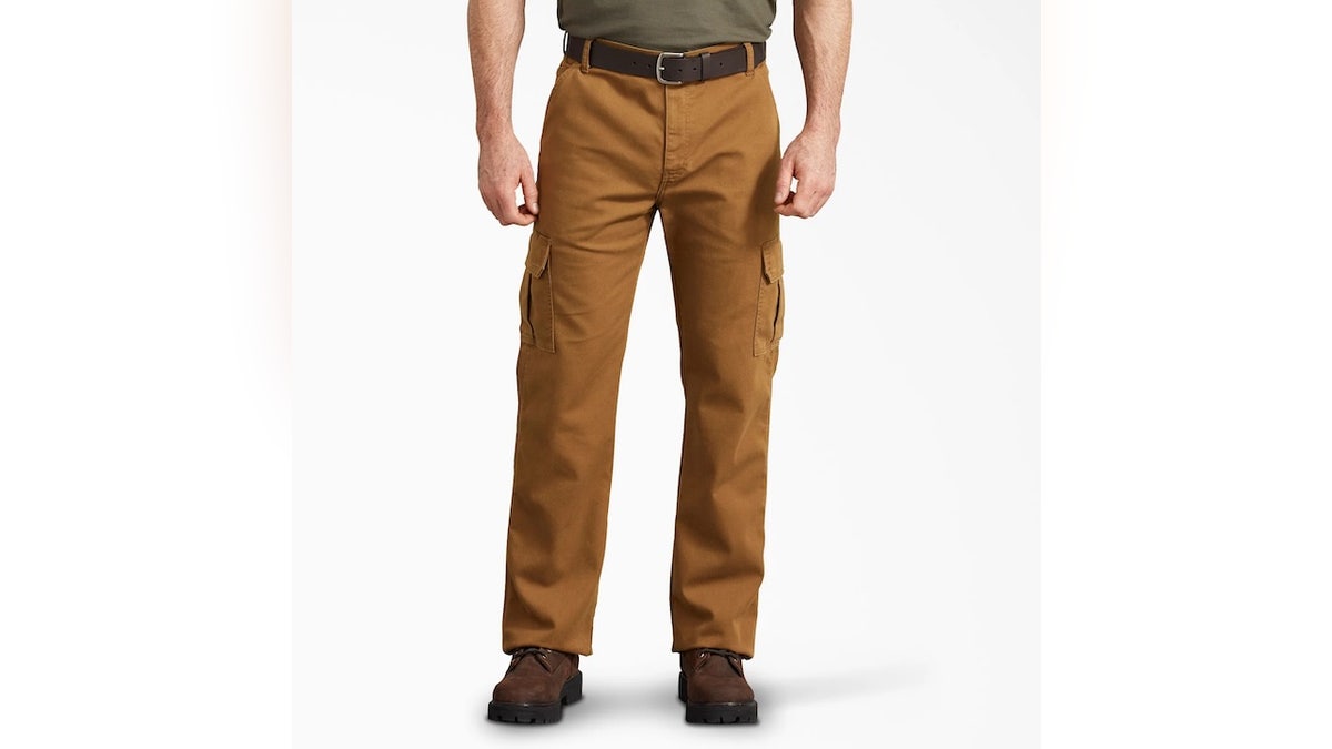 Move freely with these flexible cargo pants.
