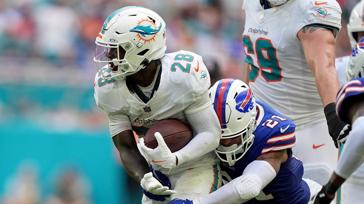 De'Von Achane gets tackled