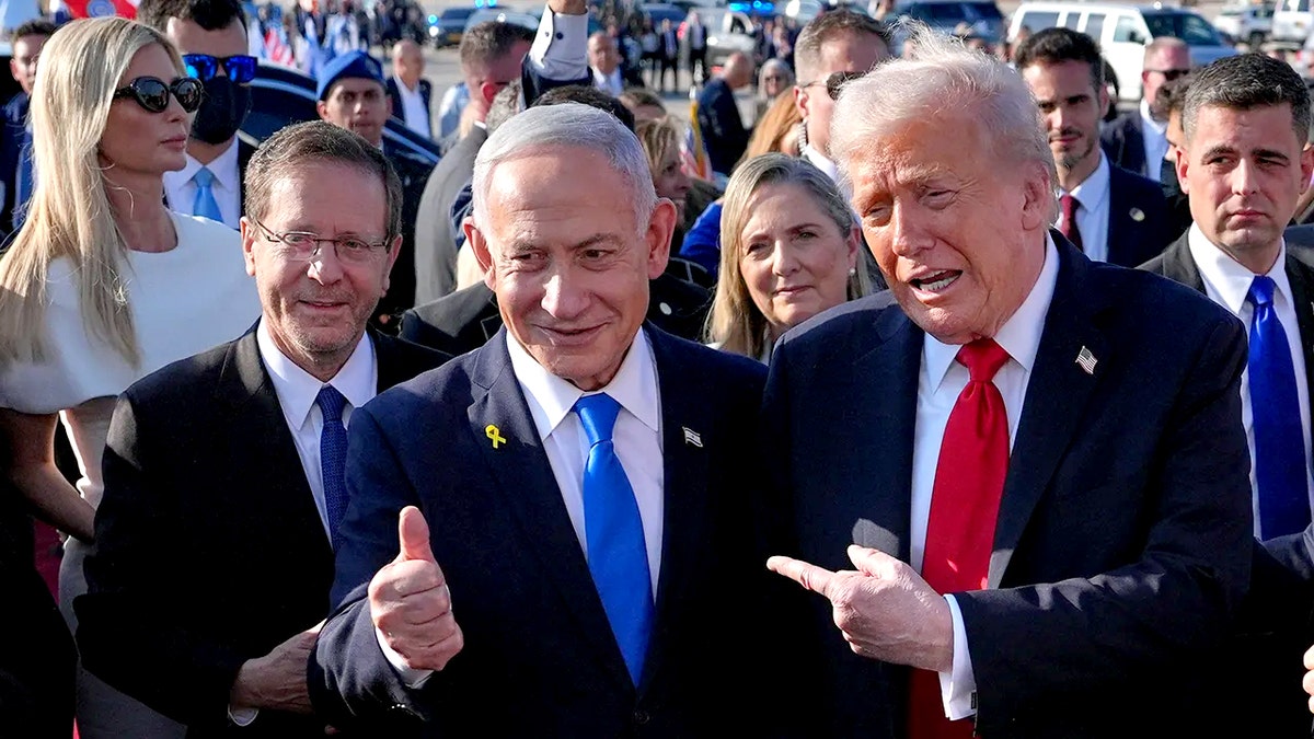 President Donald Trump and Israeli Prime Minister Benjamin Netanyahu pose for a photo